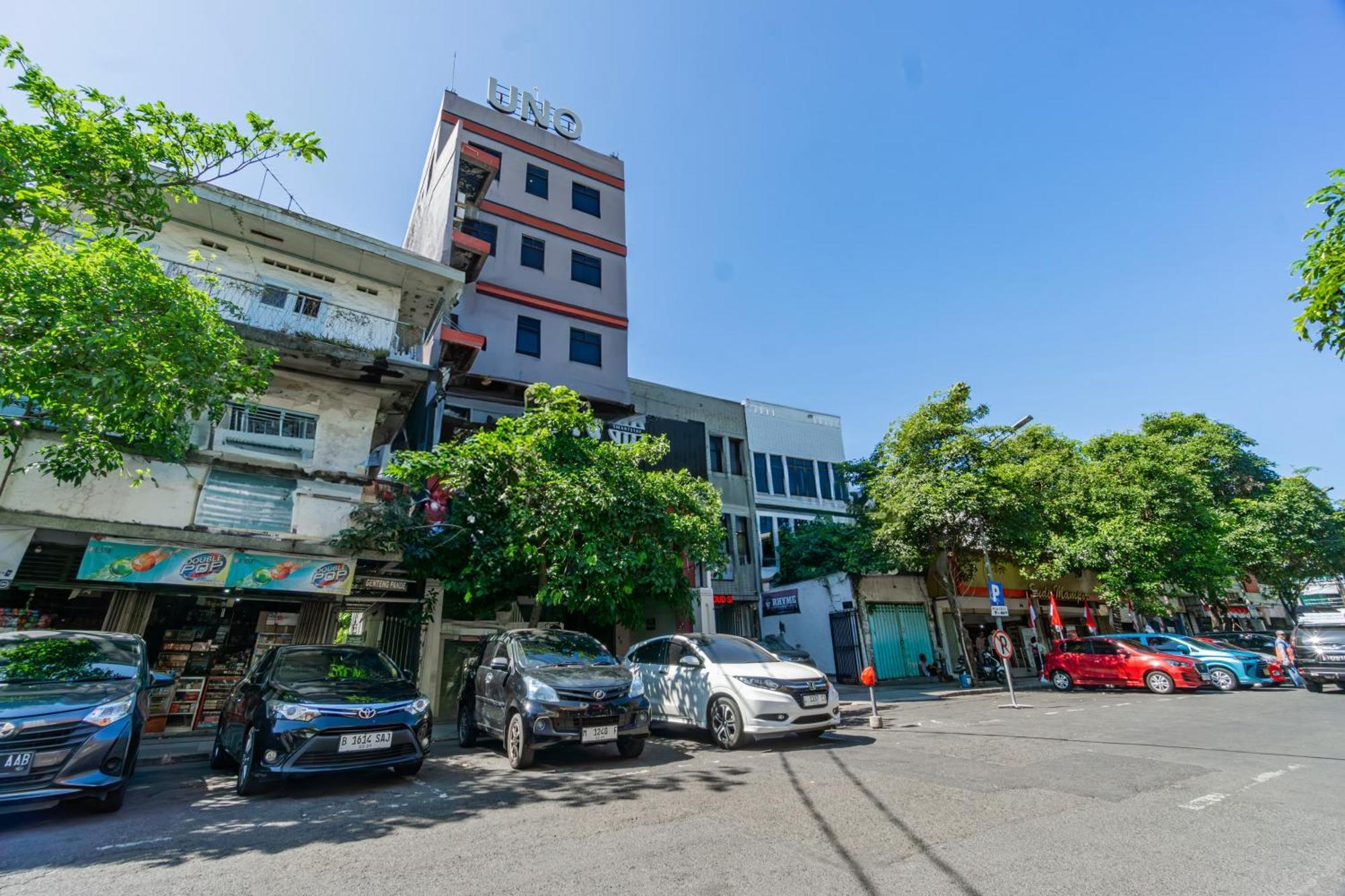 Oyo Uno Hotel Surabaya Exterior photo